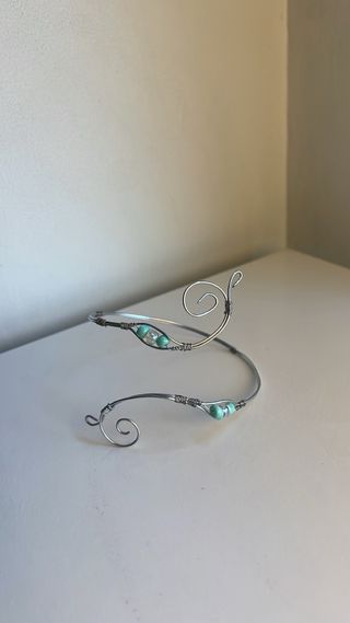 Pulsera plateada con perlas turquesa