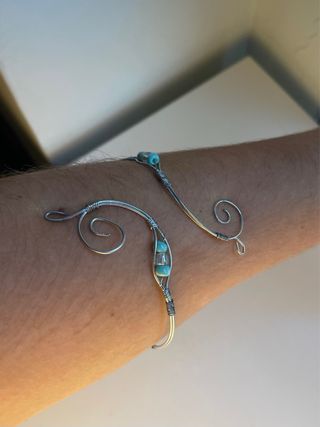 Pulsera plateada con perlas turquesa