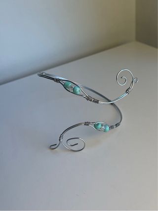 Pulsera plateada con perlas turquesa