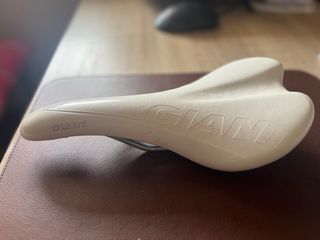 Sillín GIANT Velo blanco