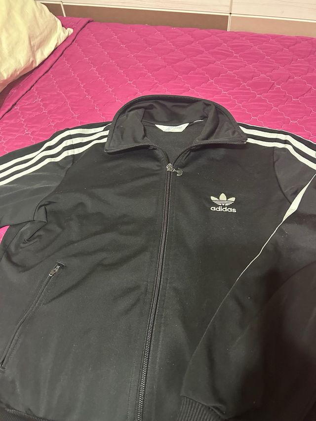 Chaqueta Adidas negra c/rayas talla L pero da de M