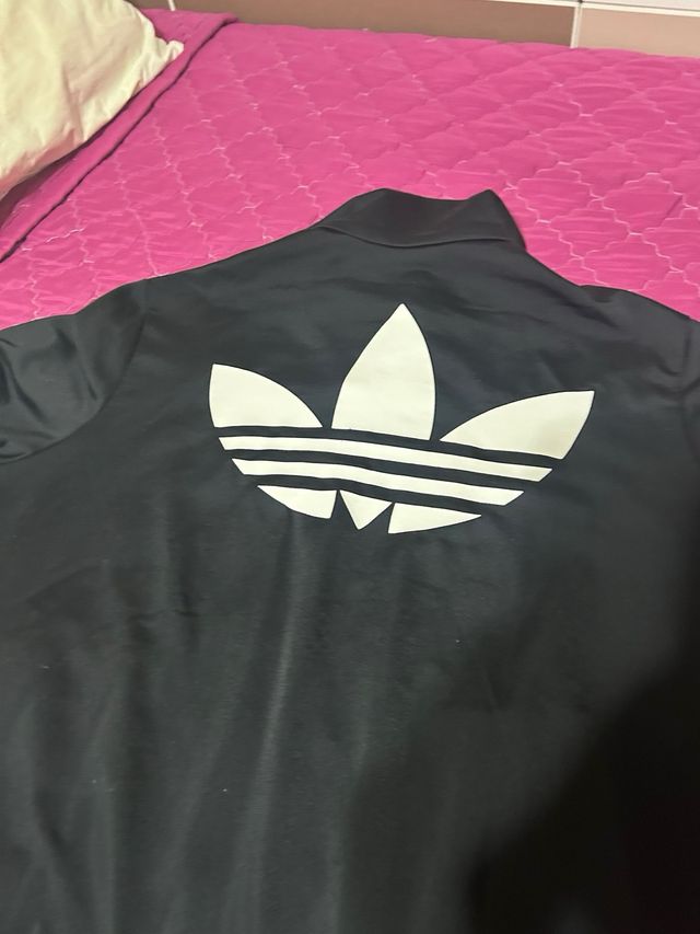 Chaqueta Adidas negra c/rayas talla L pero da de M