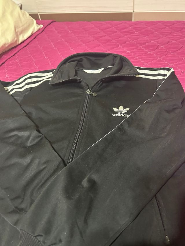 Chaqueta Adidas negra c/rayas talla L pero da de M