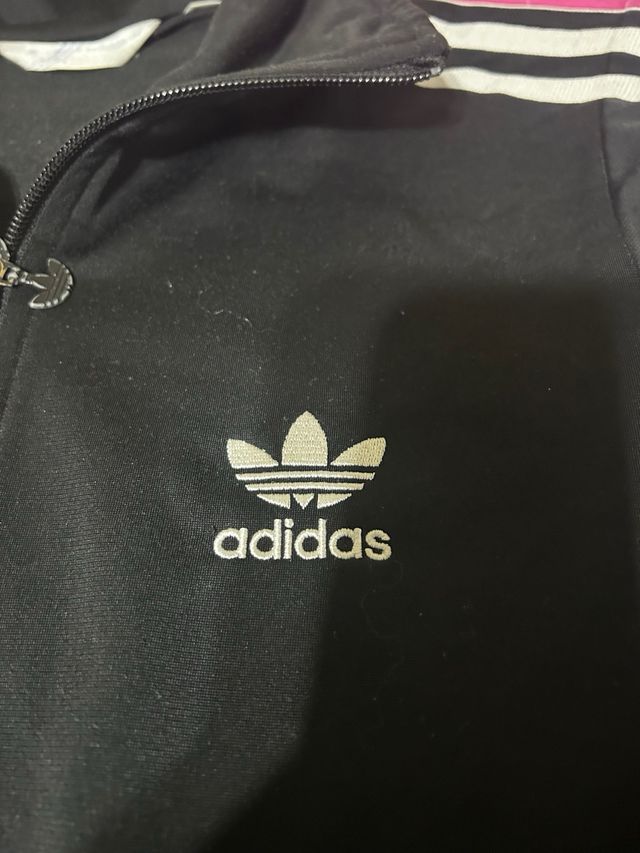 Chaqueta Adidas negra c/rayas talla L pero da de M