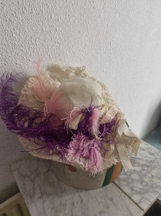 Sombrero Pamela victoriana: encaje y plumas