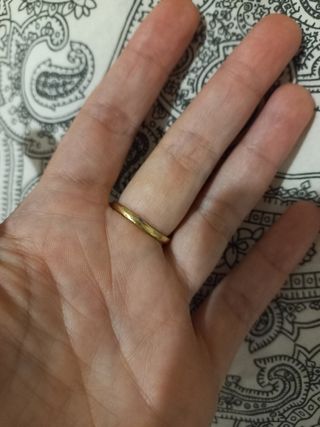 Anillo enredado dorado y minimalista