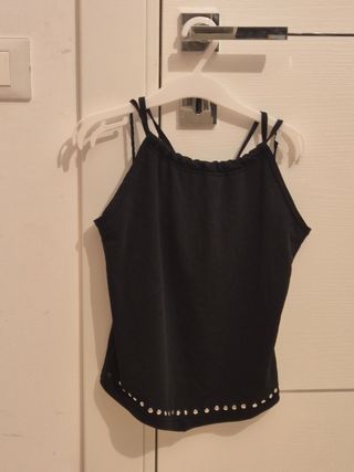 Top nero con borchie con lacetto regolabile 
