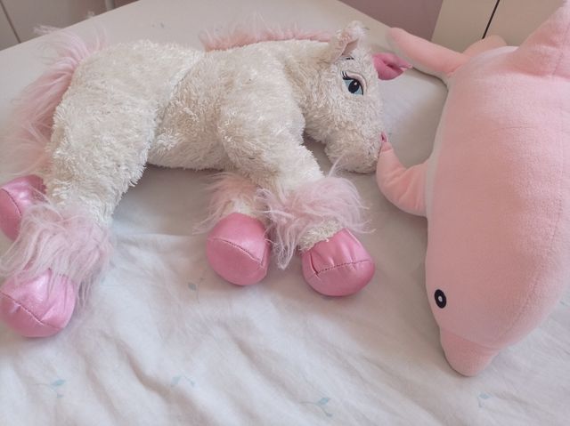 2 Peluches: Unicornio & Delfín