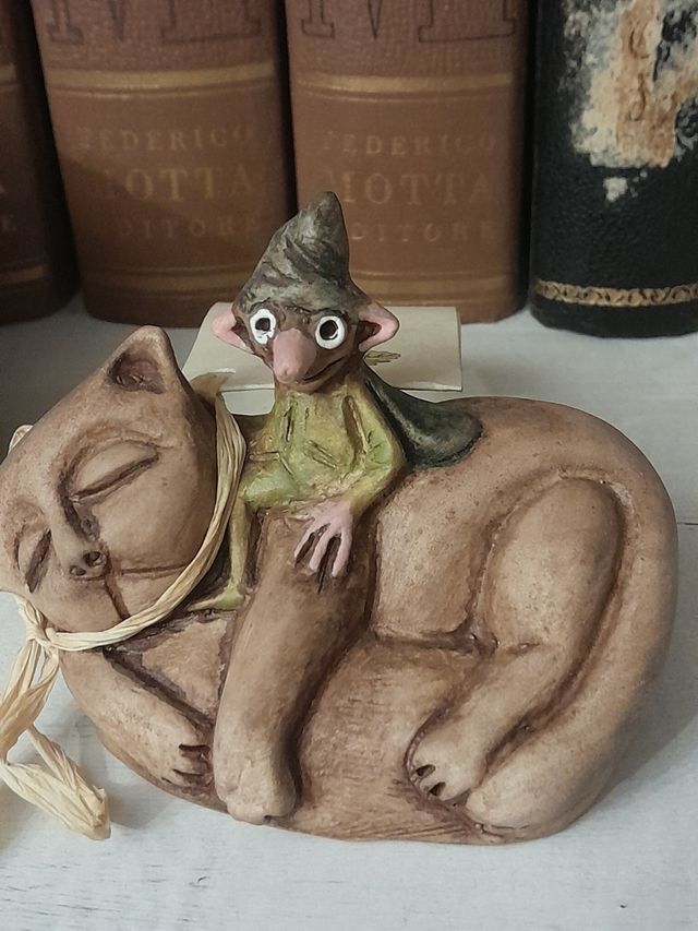 Statuetta folletto e gatto
