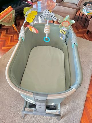 Bebé Cuna Maxi-Cosi y móvil de juego para bebé 