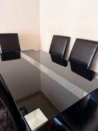 Mesa cristal + 6 sillas negras