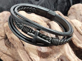 LIQUIDACIÓN CIERRE 50% Pulsera cuero negra cruz
