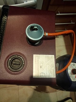 Estufa Metálica Negra y Marrón