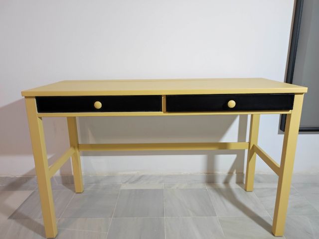 Escritorio HEMNES amarillo y negro.