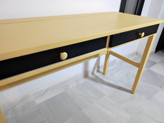 Escritorio HEMNES amarillo y negro.