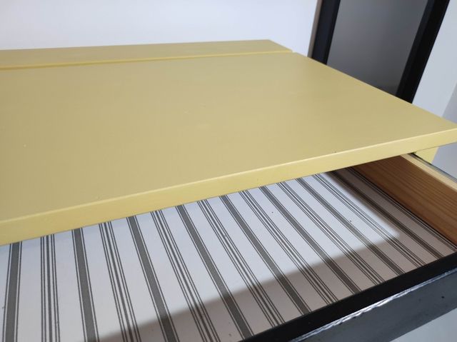 Escritorio HEMNES amarillo y negro.