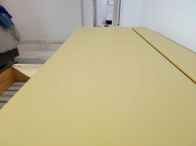 Escritorio HEMNES amarillo y negro.