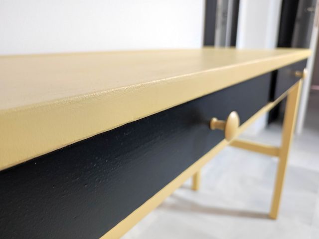 Escritorio HEMNES amarillo y negro.