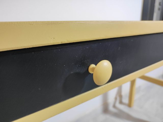 Escritorio HEMNES amarillo y negro.