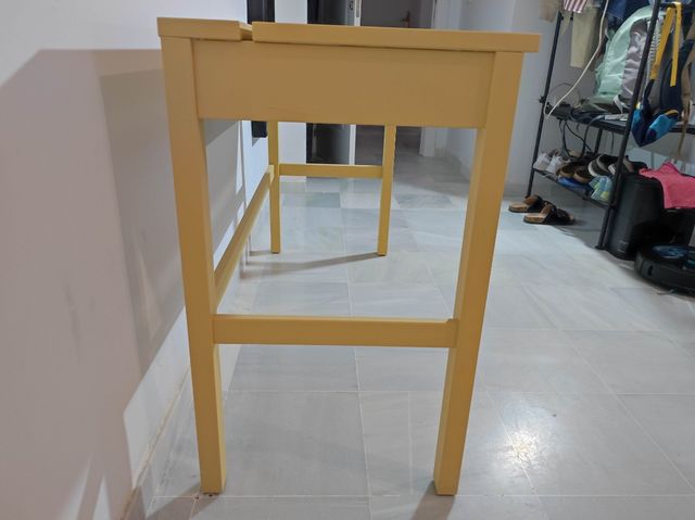 Escritorio HEMNES amarillo y negro.