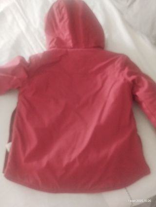 Abrigo rojo niño, talla 10 años. Marca Brotes. 