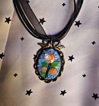Collar artesanal flores.