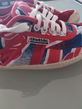 Zapatillas Kawasaki rojas y azules