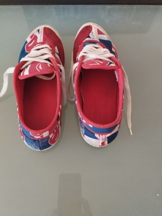 Zapatillas Kawasaki rojas y azules