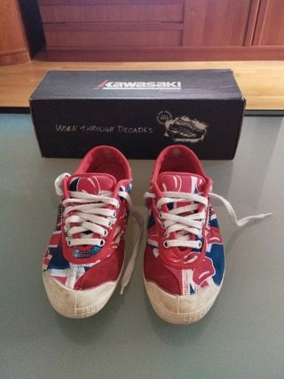 Zapatillas Kawasaki rojas y azules