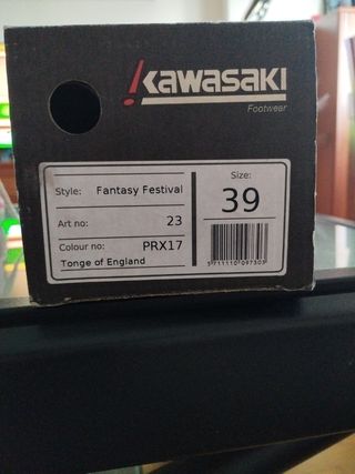 Zapatillas Kawasaki rojas y azules