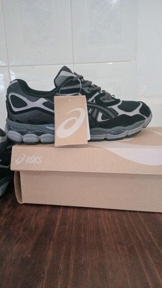 Zapatillas deportivas negras y grises