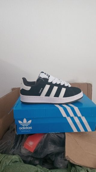 Zapatillas deportivas negras y grises