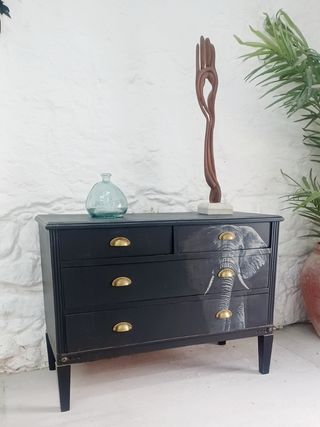 Cassettiera nera vintage con elefante
