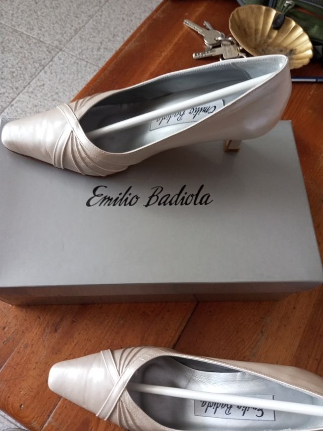 Zapatos salón beige Emmis Badiirla