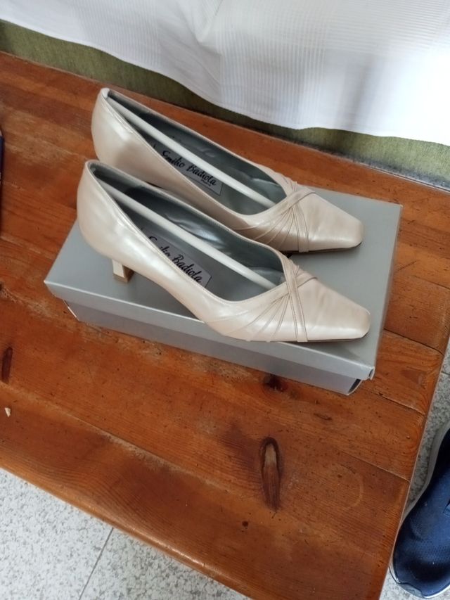 Zapatos salón beige Emmis Badiirla