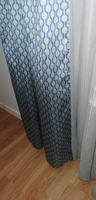 Colcha, cortinas y fundas plata y azul