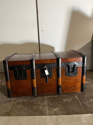 Baúl madera marrón con metal