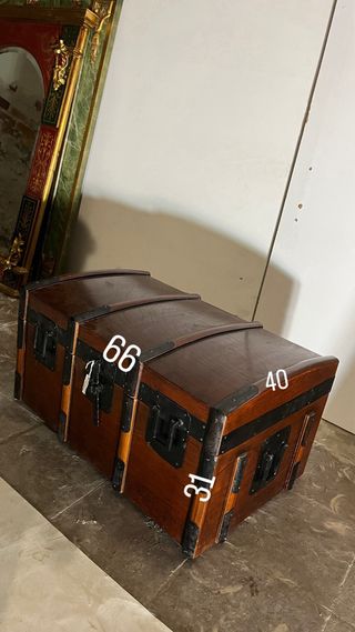 Baúl madera marrón con metal