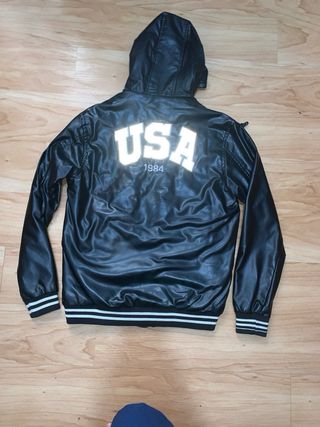 Chaqueta negra con capucha
