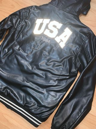 Chaqueta negra con capucha