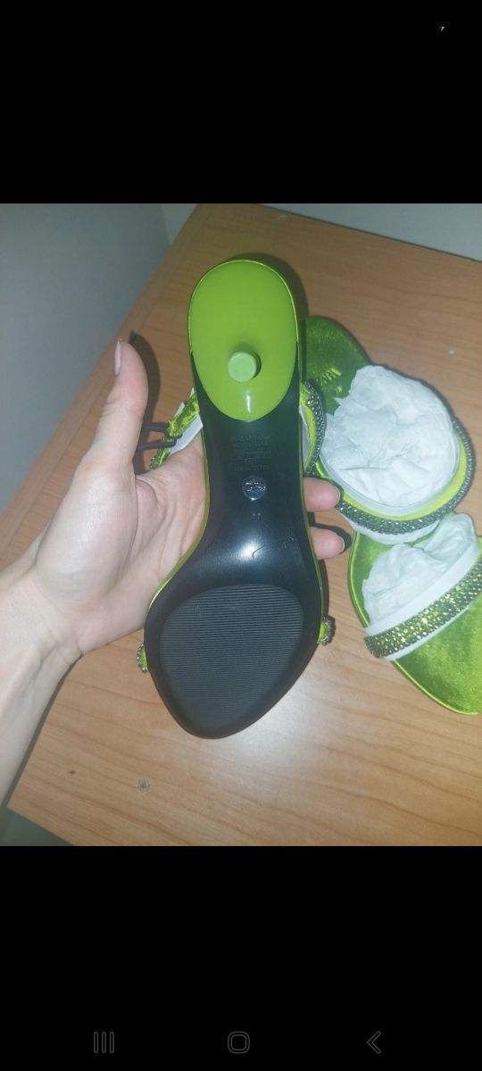 Sandalias Zara verdes con cristales