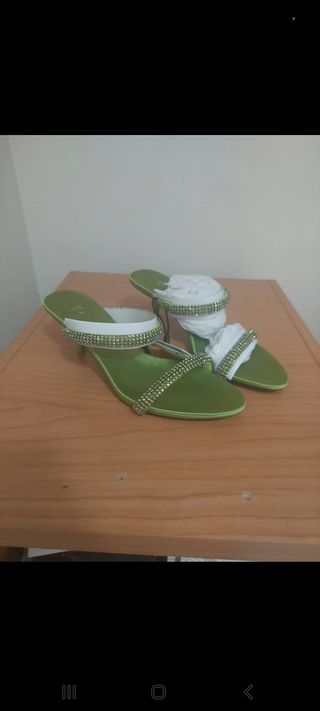 Sandalias Zara verdes con cristales
