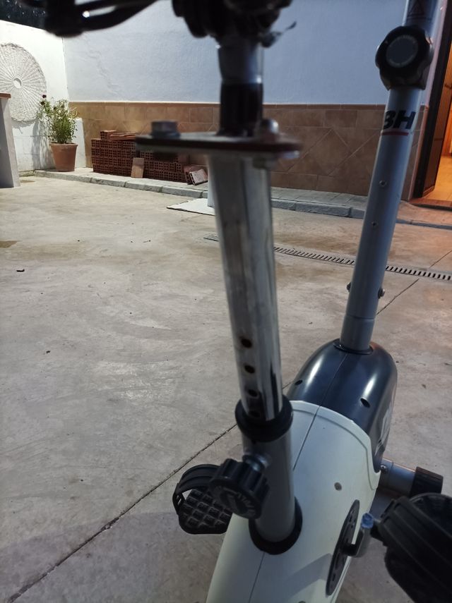 Bicicleta estática BH Fitness