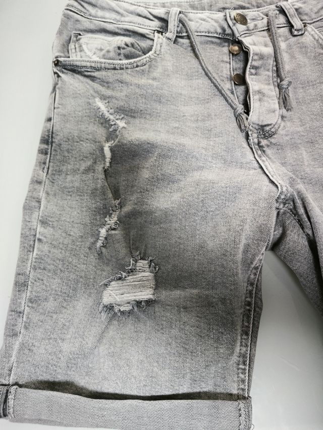 Bermudas Vaqueras Grises Rotos