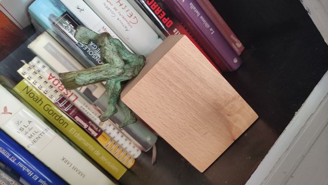 Escultura bronce "Leyendo" de Juan Carlos Cárdenas