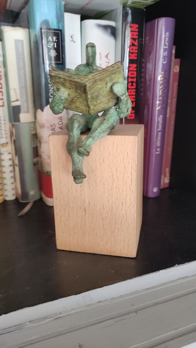 Escultura bronce "Leyendo" de Juan Carlos Cárdenas