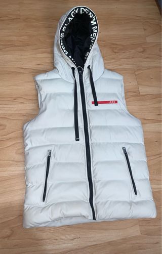 Chaleco acolchado blanco con capucha
