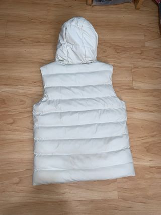 Chaleco acolchado blanco con capucha