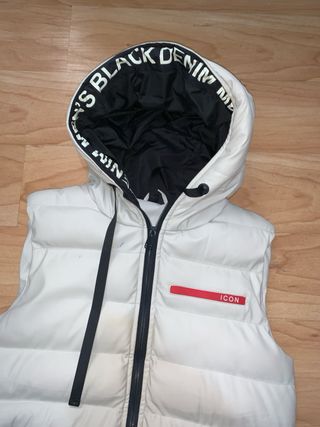 Chaleco acolchado blanco con capucha