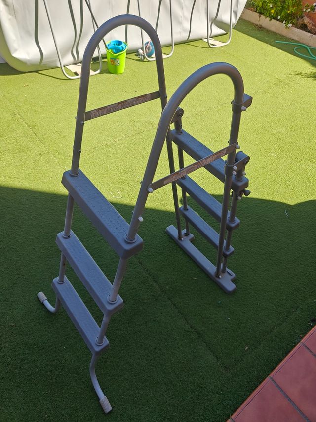 Escalera piscina Bestway gris